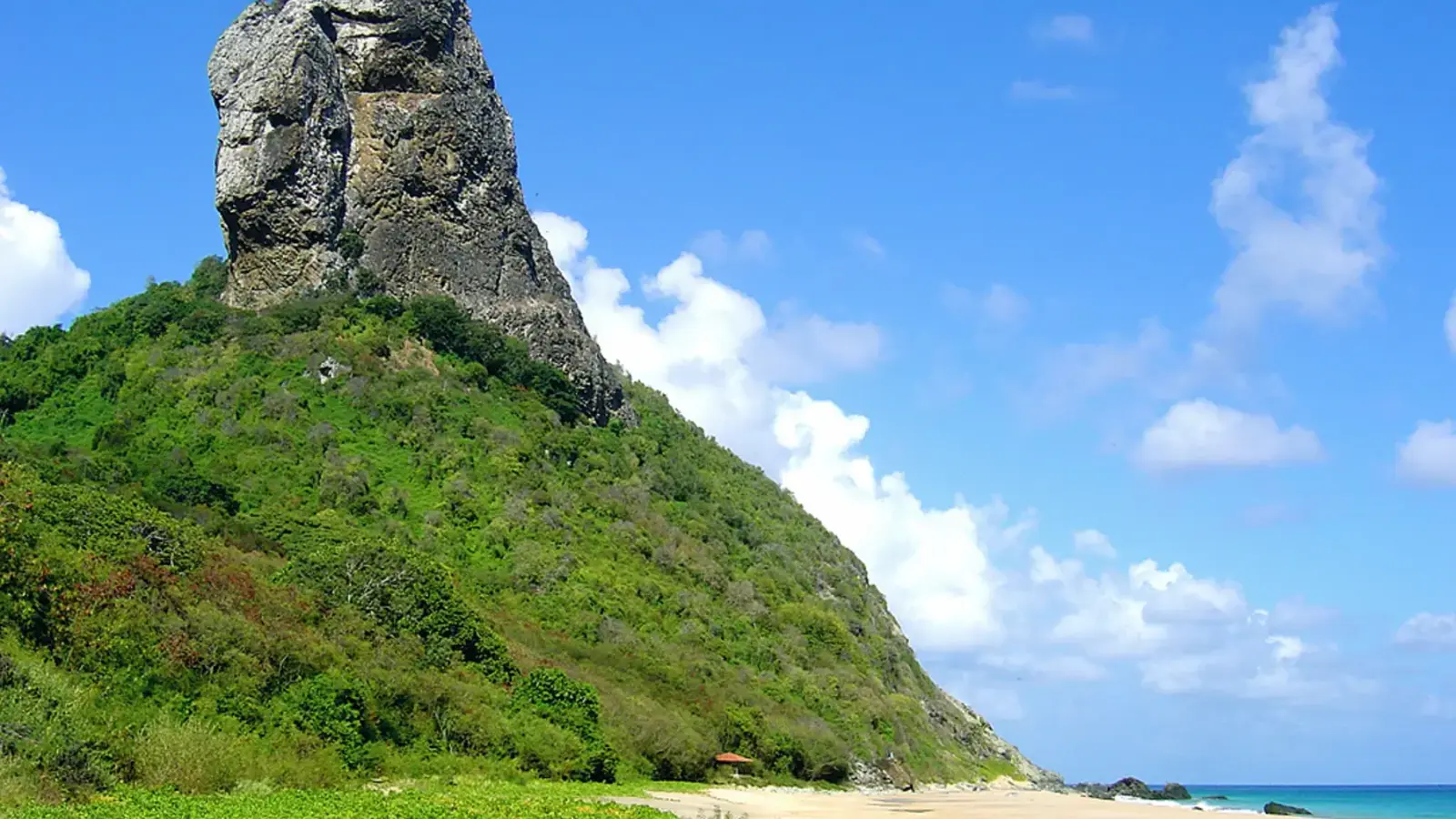 Morro do Pico em Fernando de Noronha sob o céu azul