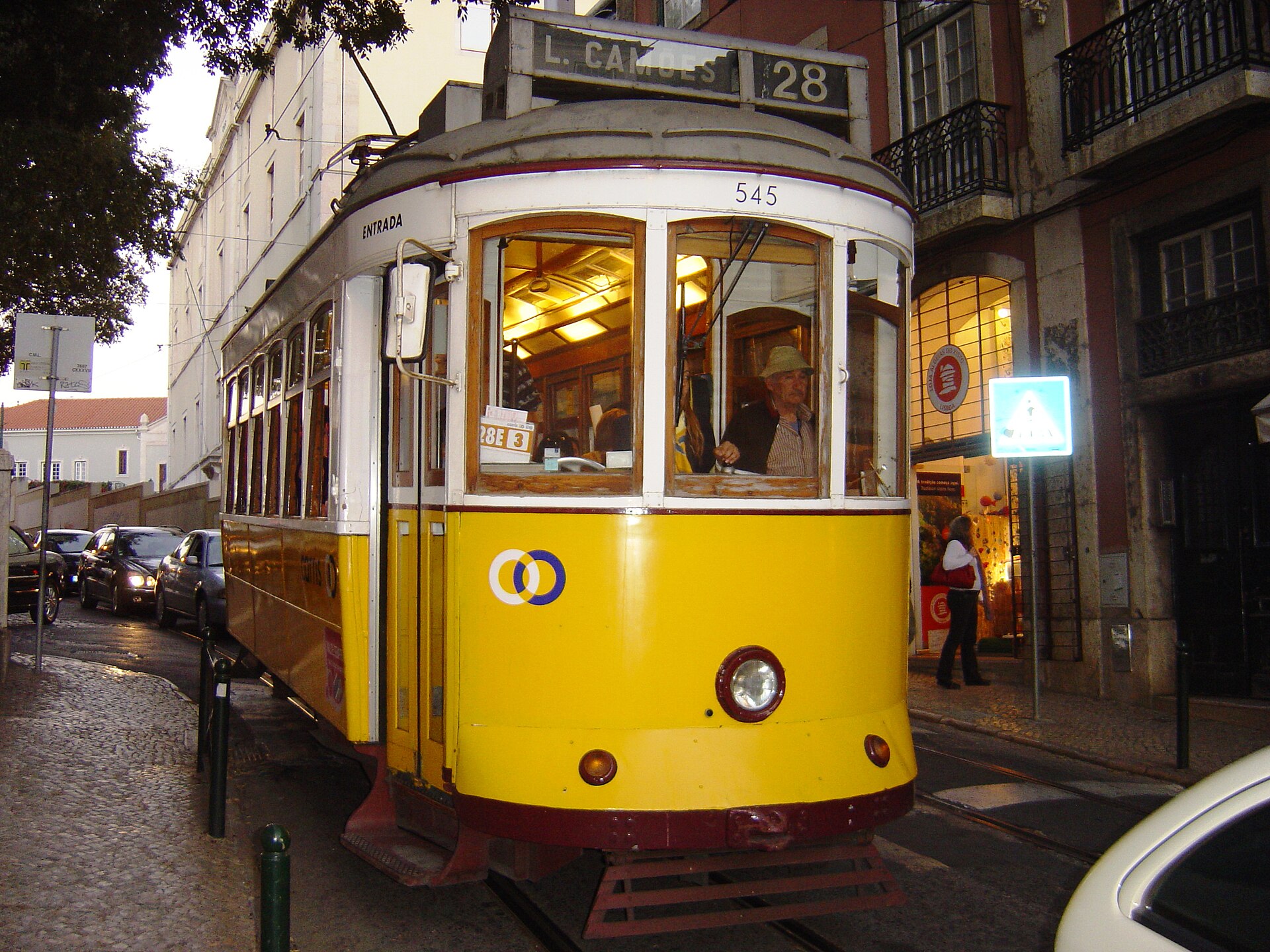 Bonde tradicional atravessando uma rua histórica de Lisboa, Portugal