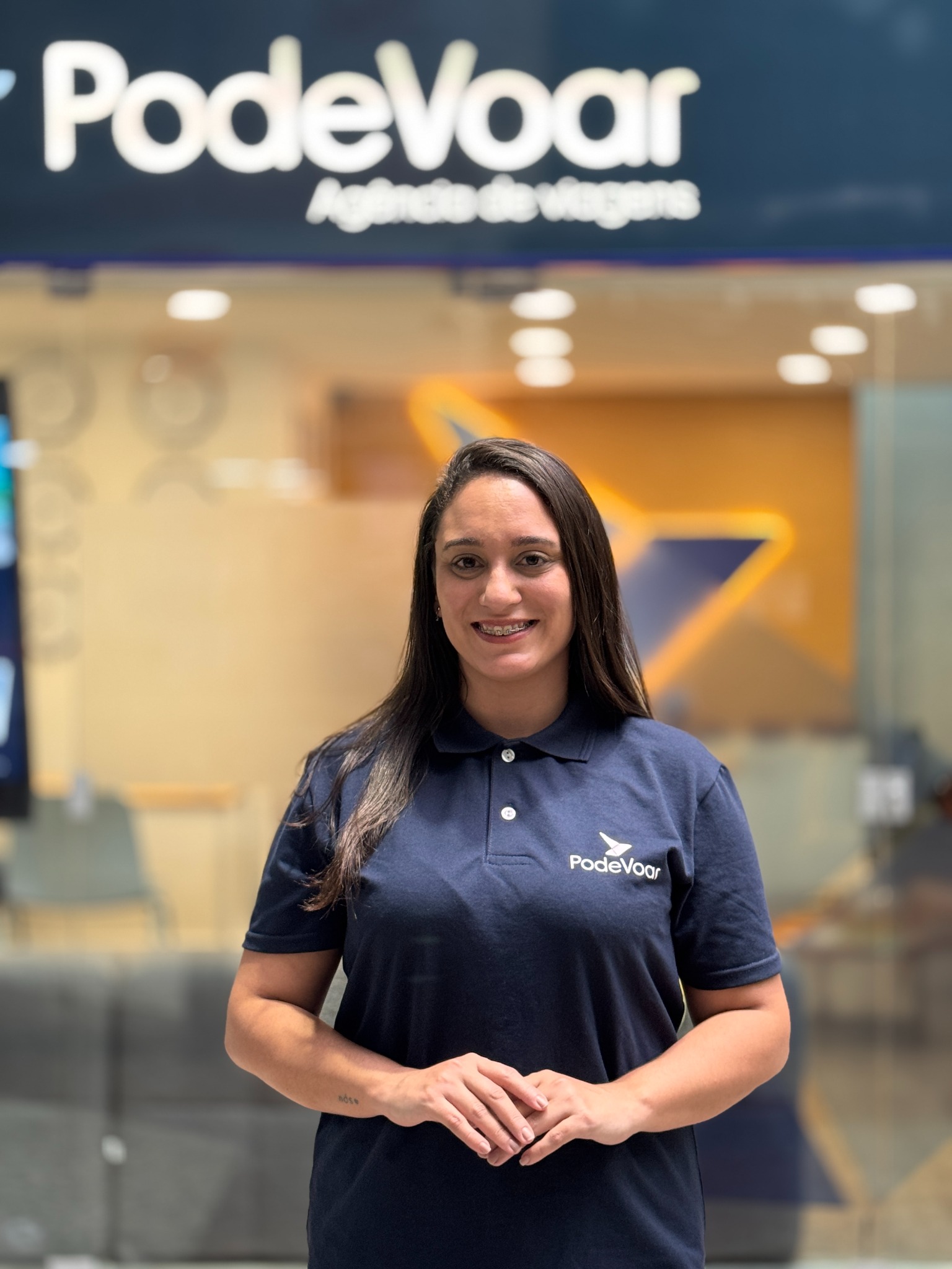 Integrante da equipe PodeVoar em frente à loja na Tijuca