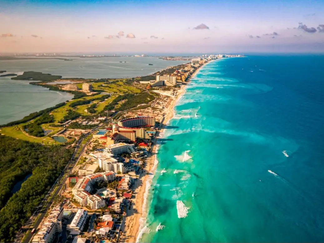 Vista aérea da Zona Hoteleira de Cancún entre o mar do Caribe e a lagoa