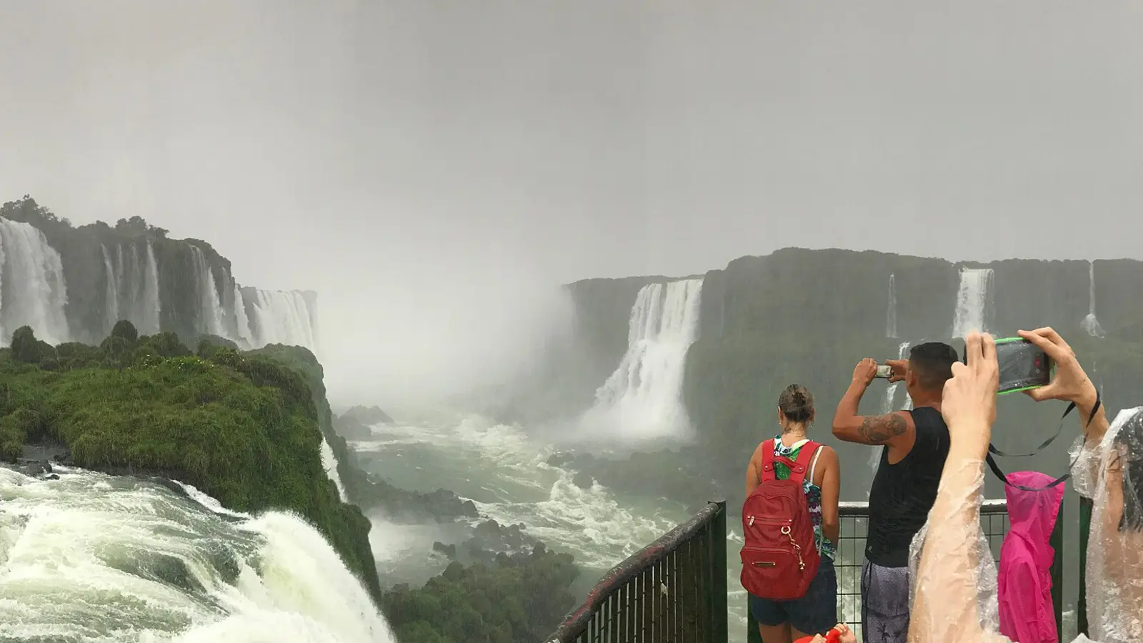 Cataratas do Iguaçu entre Brasil e Argentina vistas em meio à mata