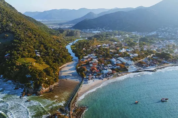 Vista aérea do litoral e de um bairro costeiro de Florianópolis
