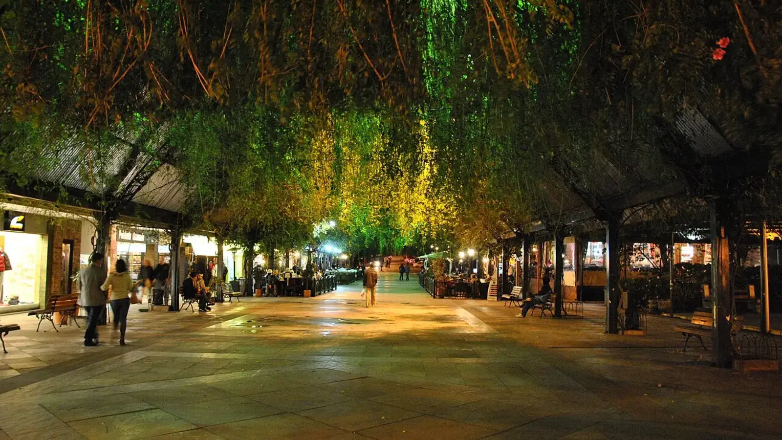 Rua Coberta iluminada durante a noite no centro de Gramado