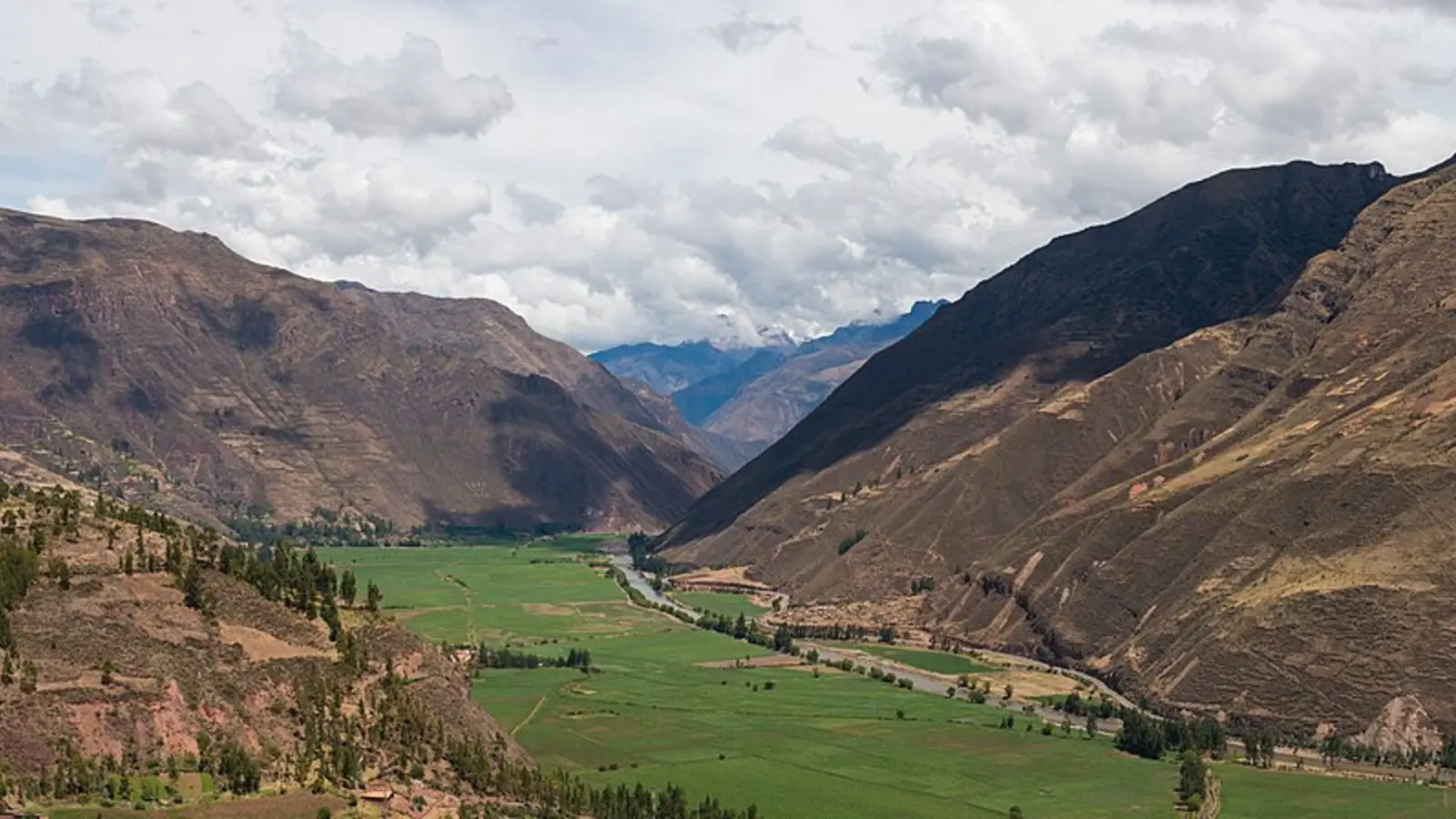 Panorama do Vale Sagrado dos Incas entre montanhas no Peru