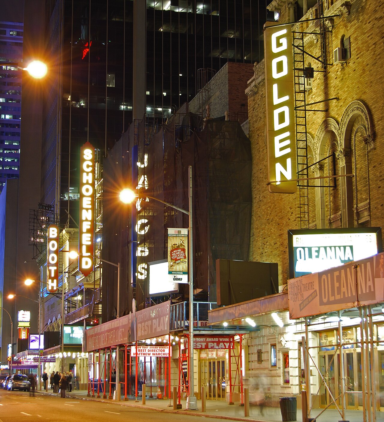 Fachadas e letreiros iluminados dos teatros da Broadway em Nova York
