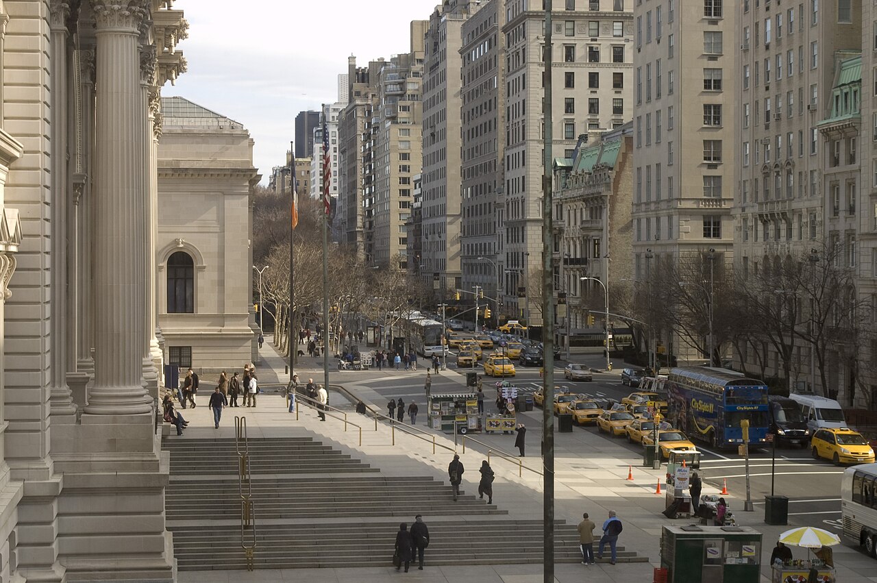 Vista da 5th Avenue com prédios históricos e táxis amarelos em Manhattan
