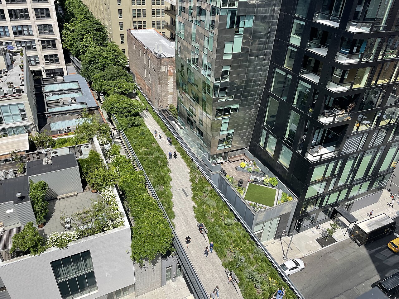 Parque elevado High Line entre jardins e edifícios do bairro de Chelsea em Nova York