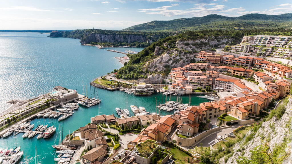 Imagem relacionada ao artigo Portopiccolo: a joia escondida do verão europeu que a PodeVoar leva você a conhecer