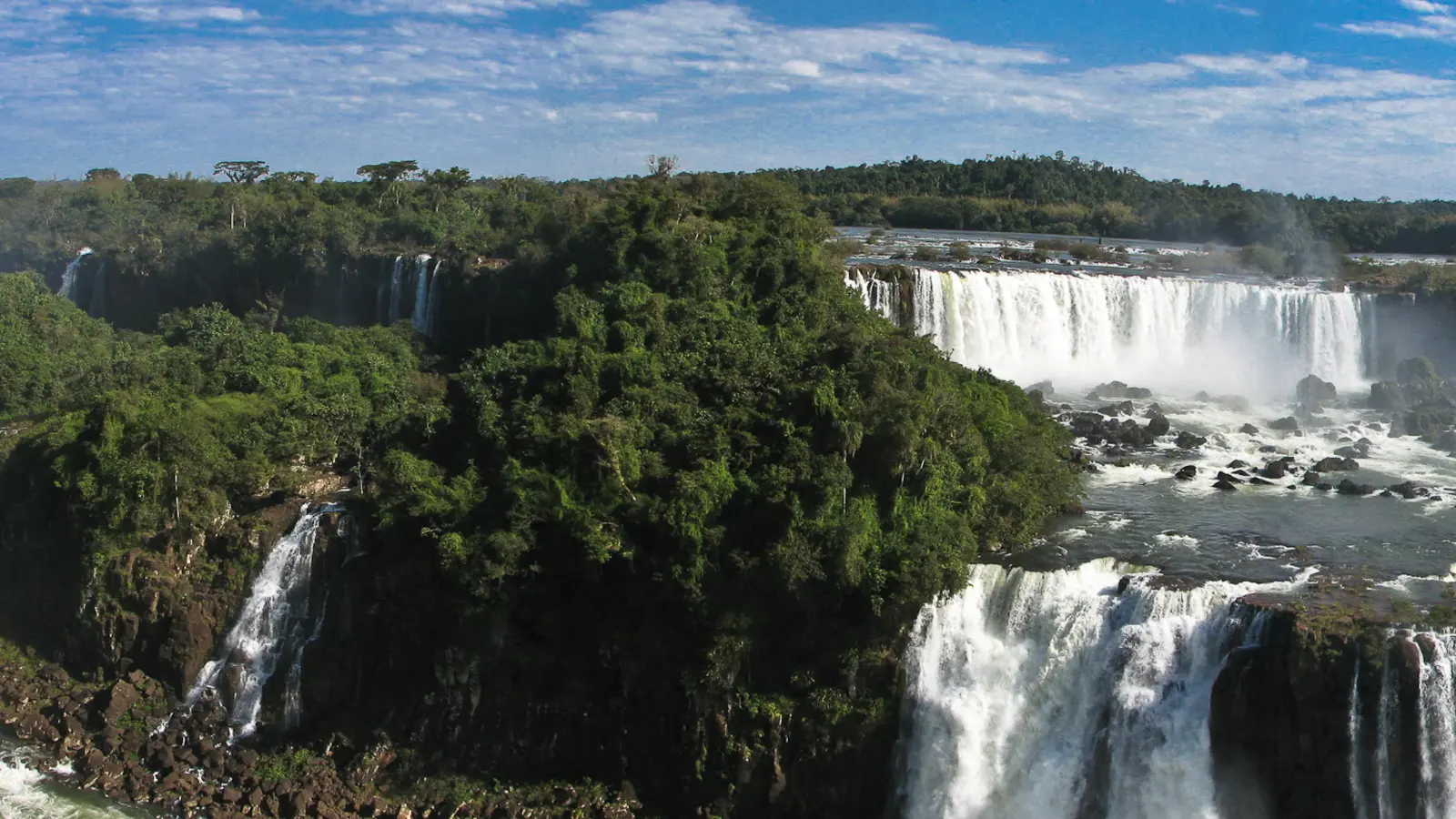 Vista panorâmica das Cataratas do Iguaçu pelo lado brasileiro