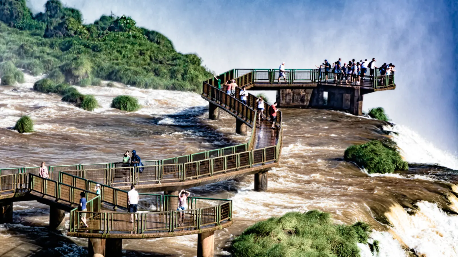 Passarelas e mirantes próximos às quedas no lado brasileiro das Cataratas