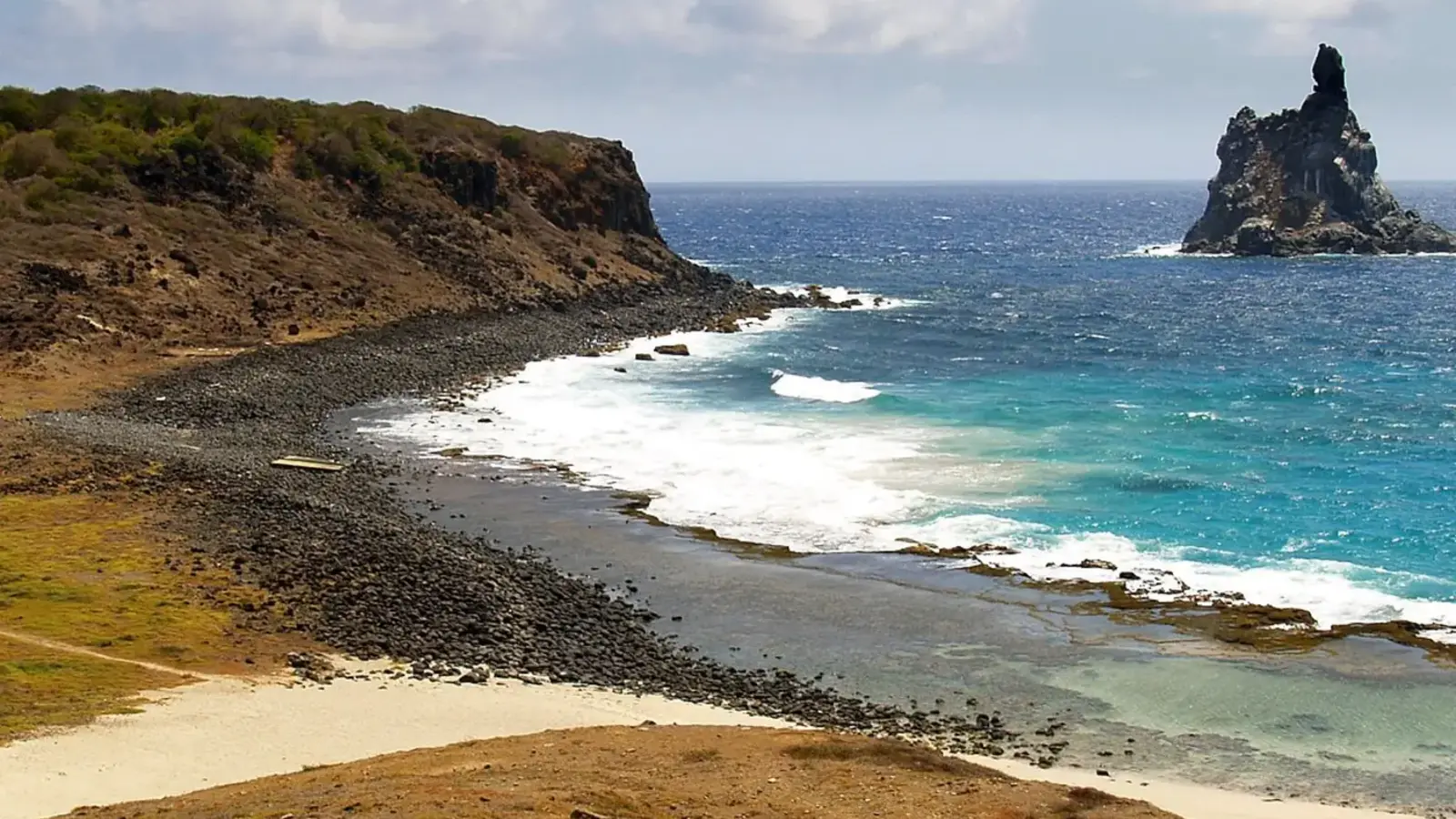 Piscinas naturais e pedras na região da Trilha do Atalaia em Fernando de Noronha