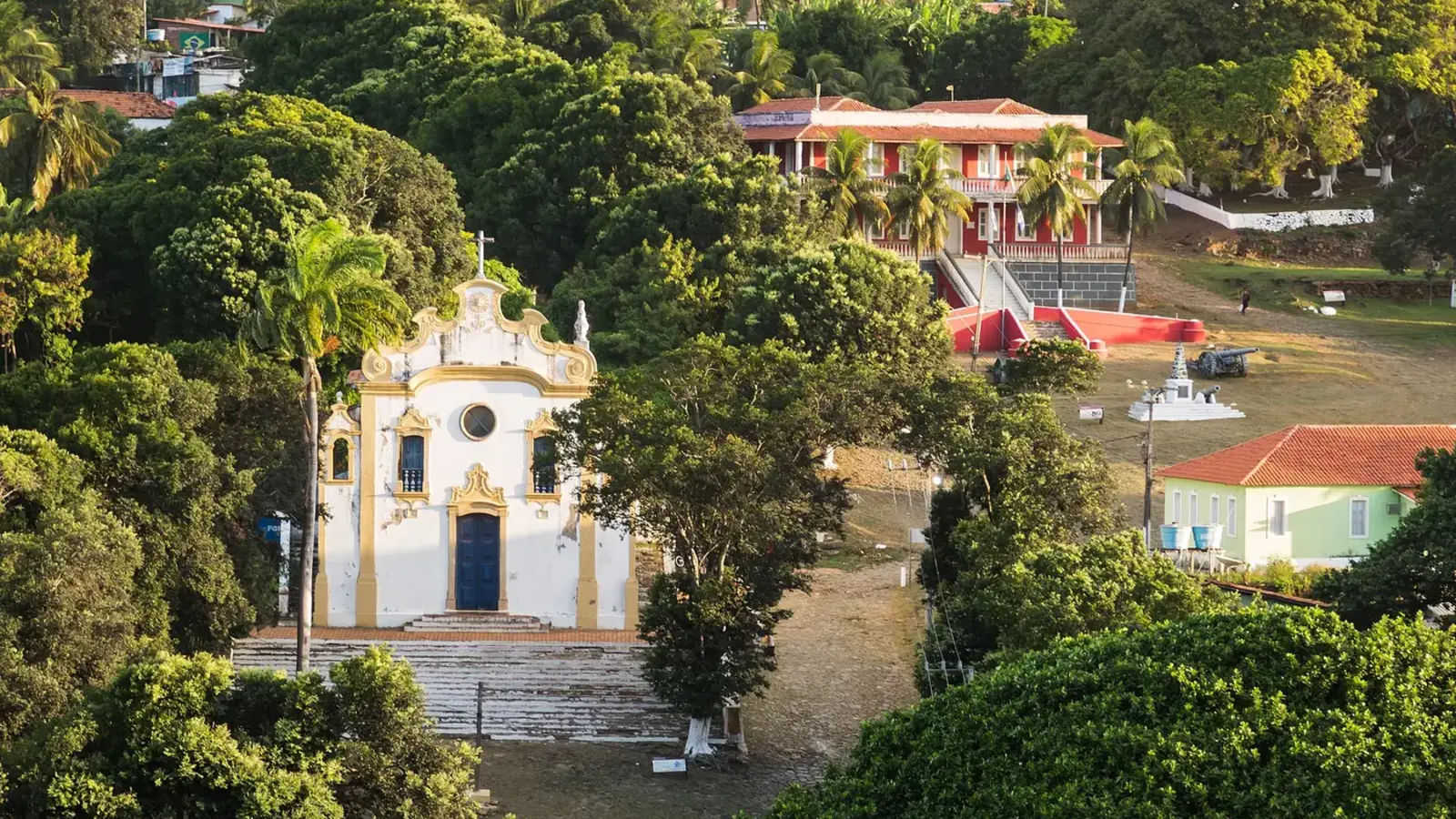 Igreja de Nossa Senhora dos Remédios e construções históricas na Vila dos Remédios