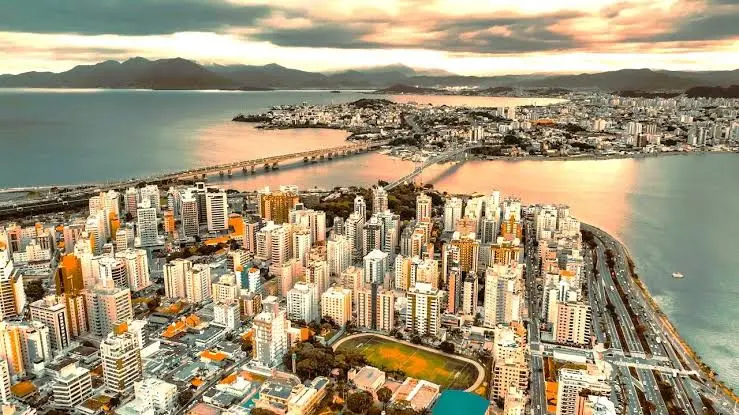 Vista aérea da região central de Florianópolis entre o mar e as montanhas