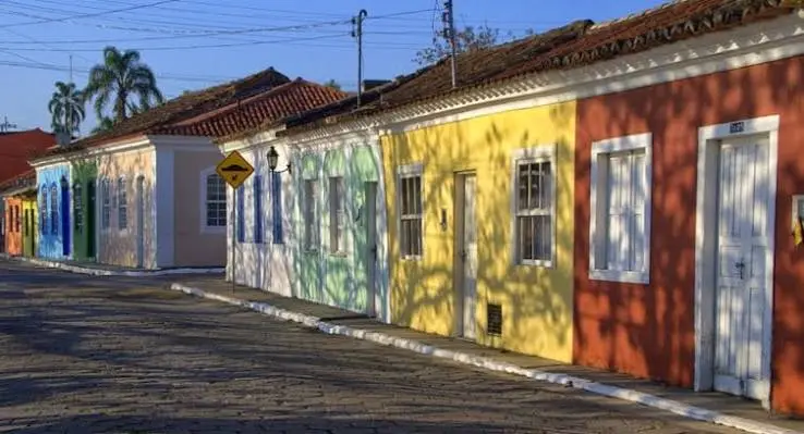 Casario histórico colorido em uma rua de Florianópolis