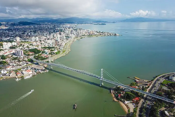 Vista aérea da Ponte Hercílio Luz e da área central de Florianópolis