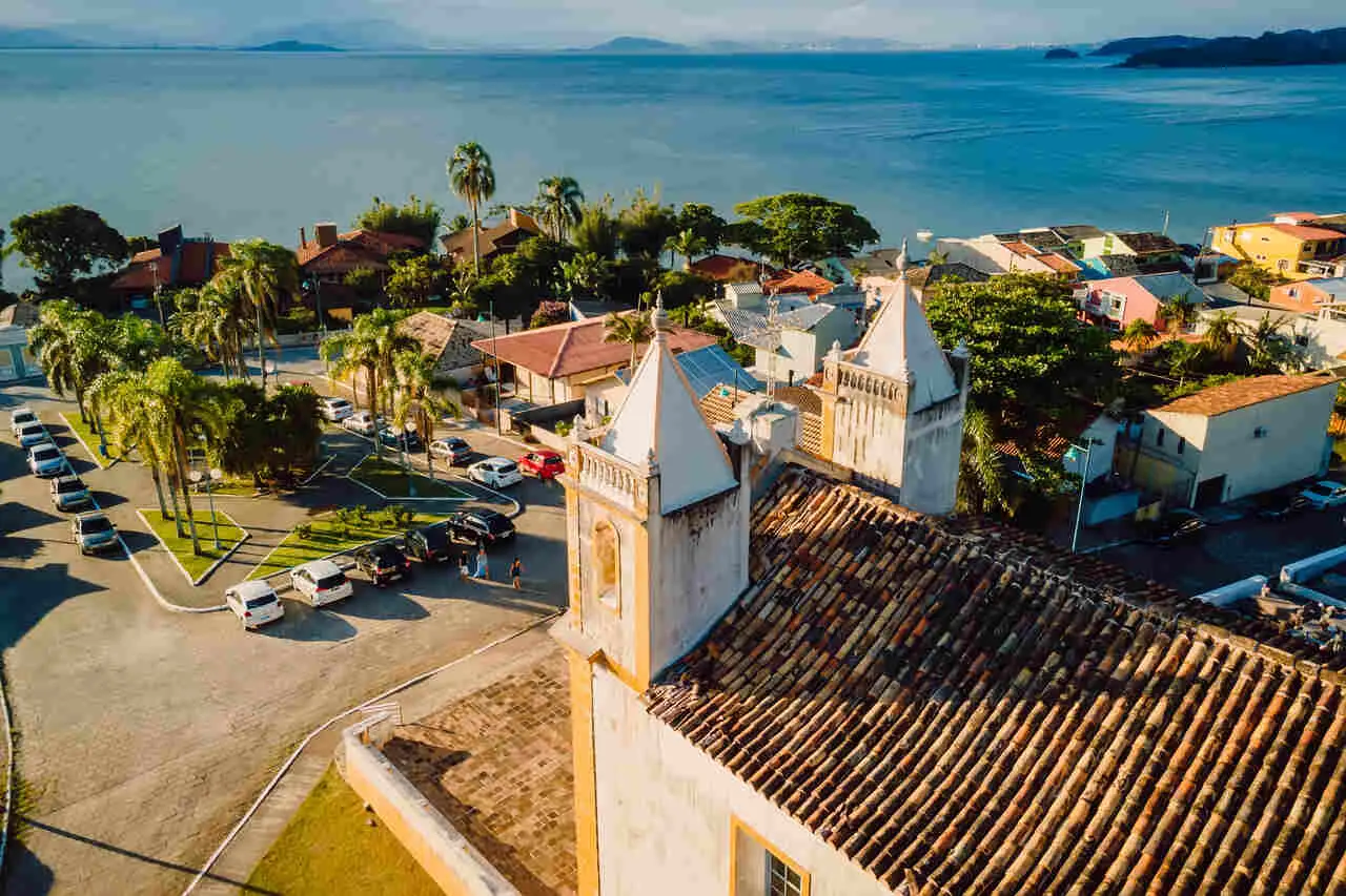 Igreja histórica e vila à beira-mar em Florianópolis