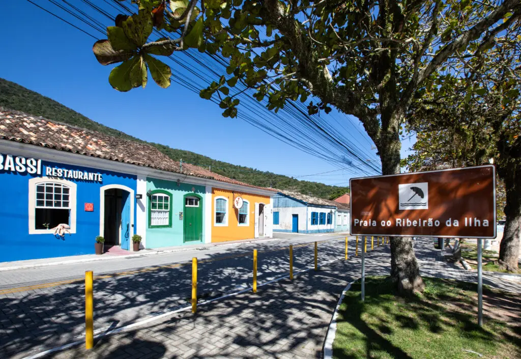 Casario e placa da Freguesia do Ribeirão da Ilha em Florianópolis