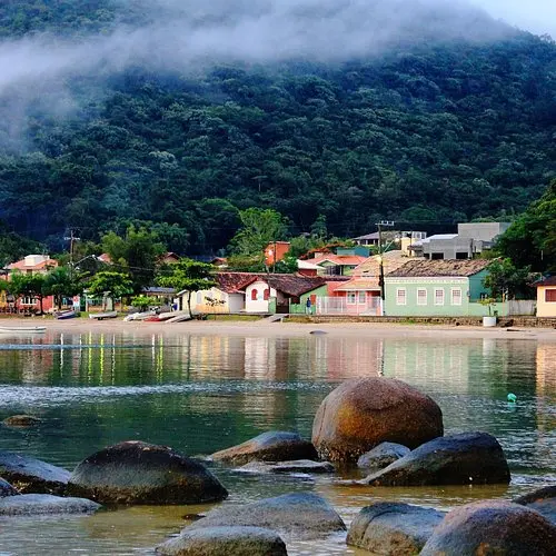 Vila histórica à beira-mar cercada por morros em Florianópolis