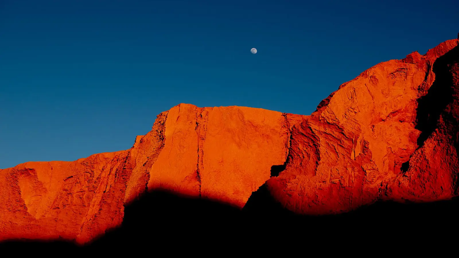 Falésias avermelhadas de Canoa Quebrada iluminadas pelo sol