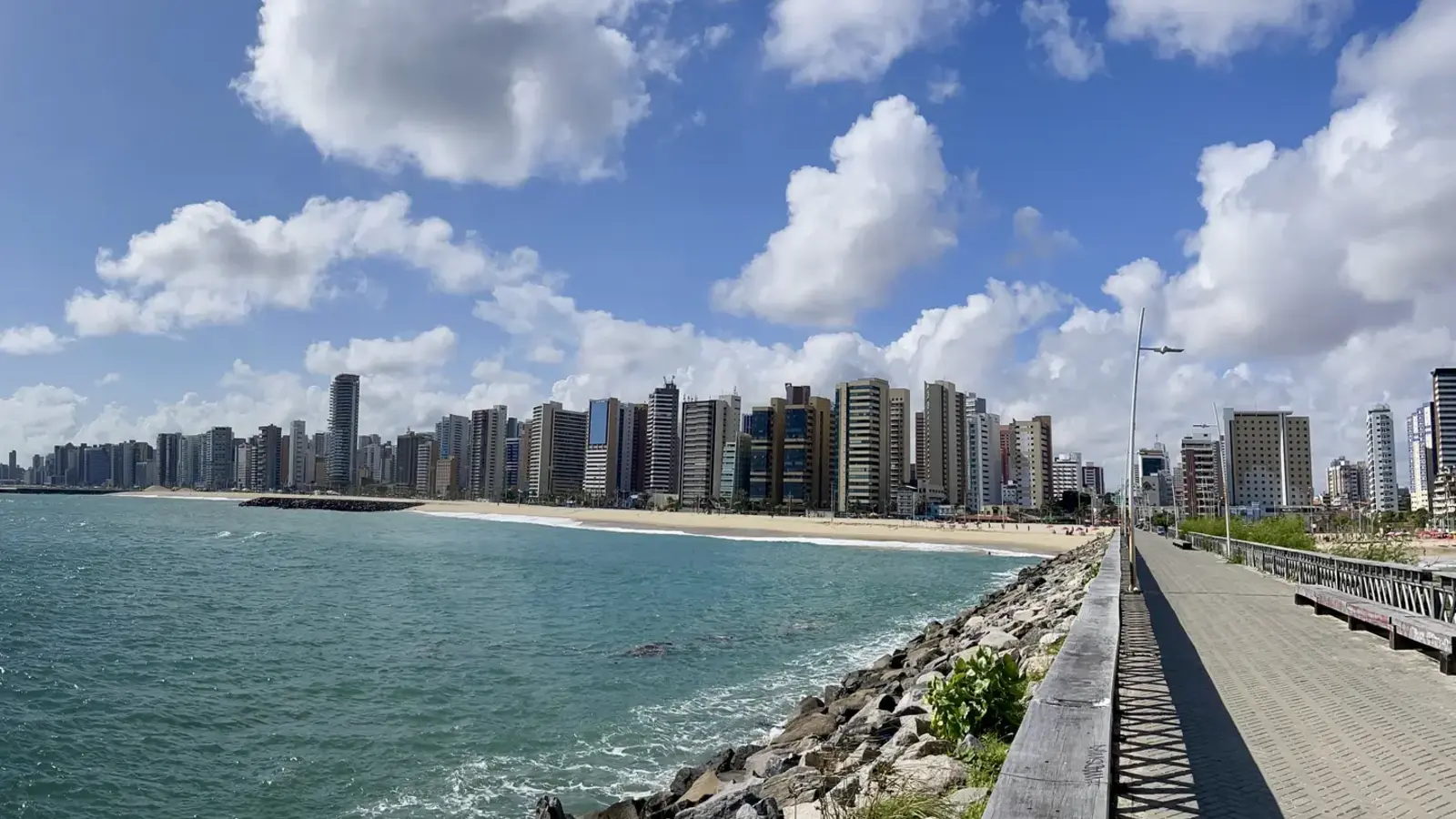 Vista panorâmica da orla de Fortaleza em um dia ensolarado