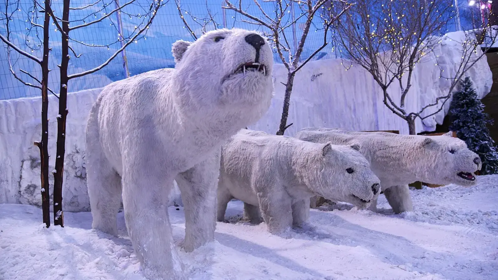 Cenário de neve no parque Snowland em Gramado