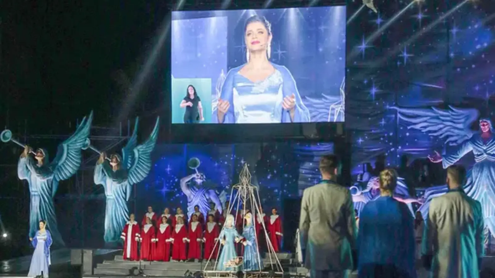 Espetáculo do Natal Luz de Gramado com iluminação e artistas em cena