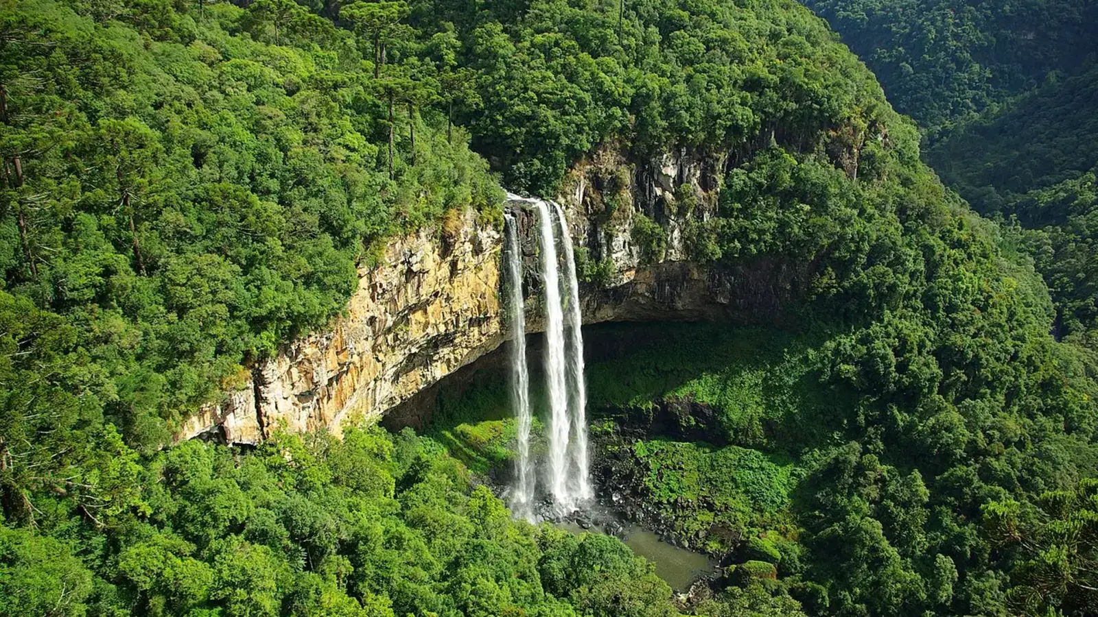 Cascata do Caracol cercada pela vegetação verde durante os meses mais quentes