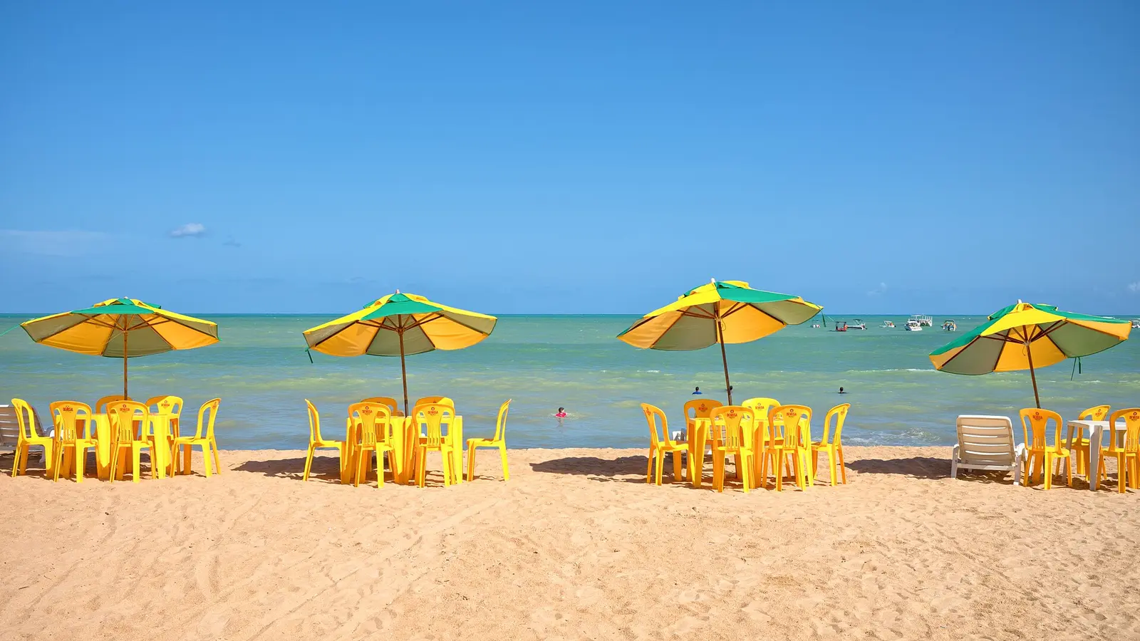 Águas claras e faixa de areia na Praia de Antunes, em Maragogi