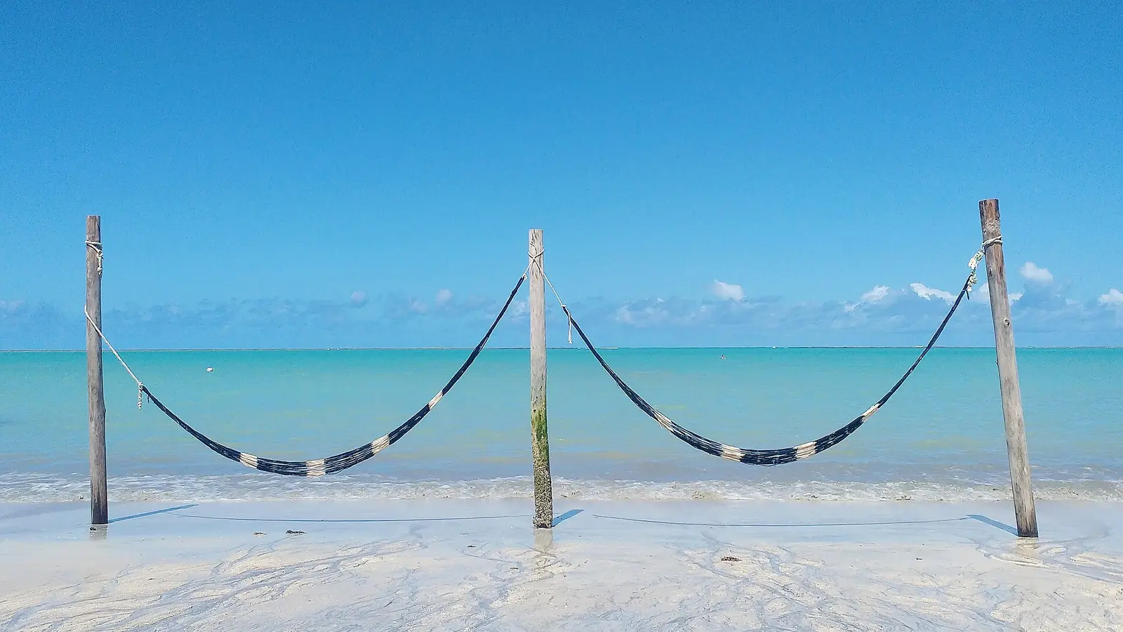 Praia de Barra Grande com mar azul e coqueiros em Maragogi