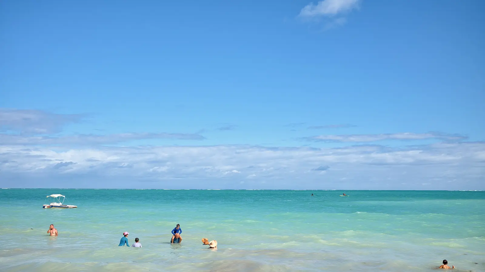 Praia de Xaréu com areia clara e águas calmas em Maragogi