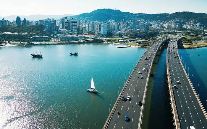 Vista aérea de Florianópolis, com avenida, mar e área urbana