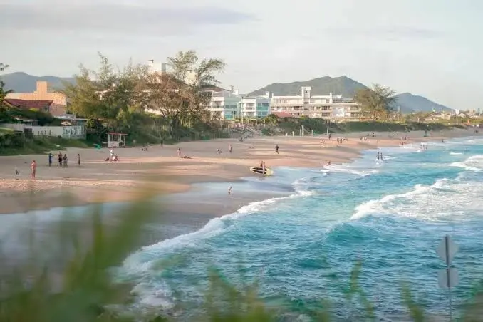 Praia de mar aberto e ondas no Leste de Florianópolis