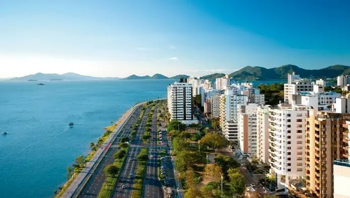 Orla urbana de Florianópolis com avenida, prédios e mar