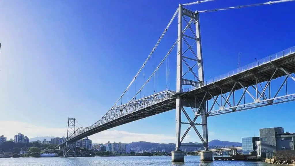 Ponte Hercílio Luz sobre o mar em Florianópolis