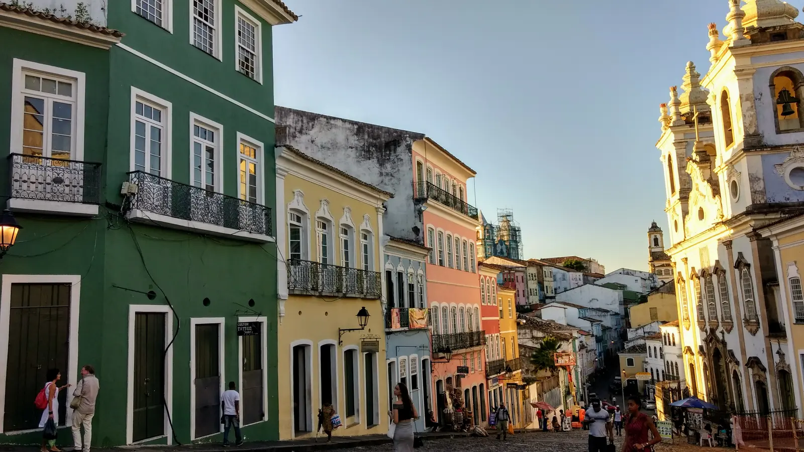 Casario colorido e igrejas no Centro Histórico de Salvador