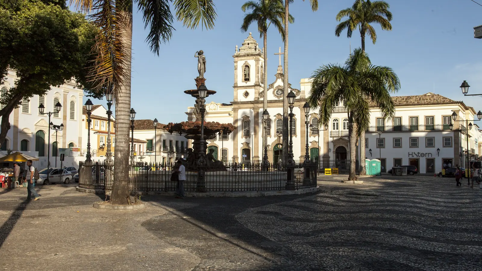 Terreiro de Jesus com fonte, palmeiras e edifícios históricos em Salvador