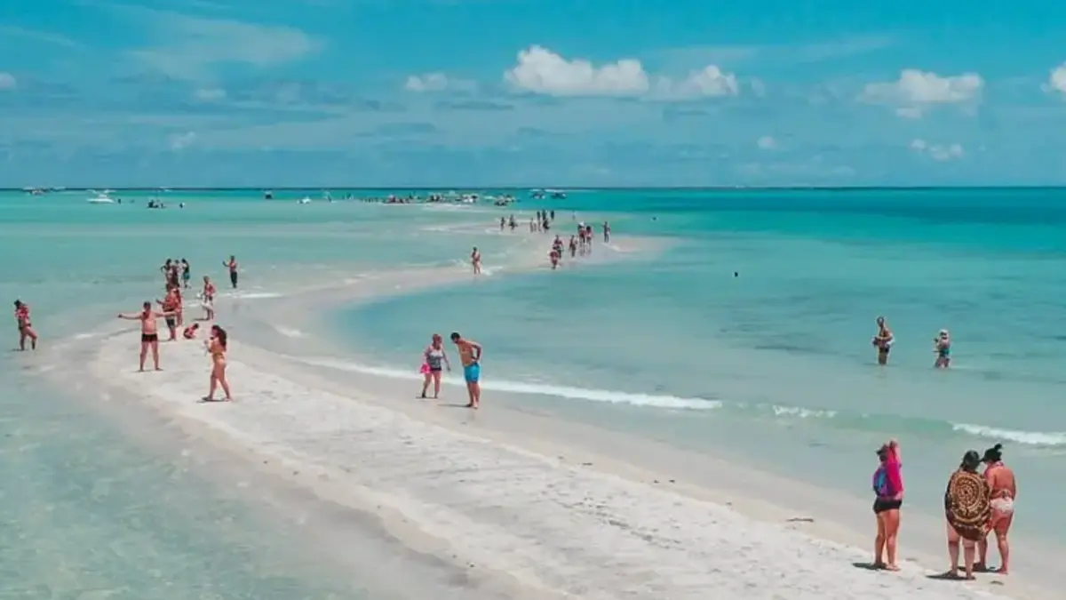 Trecho raso do Caminho de Moisés cercado pelas águas de Barra Grande