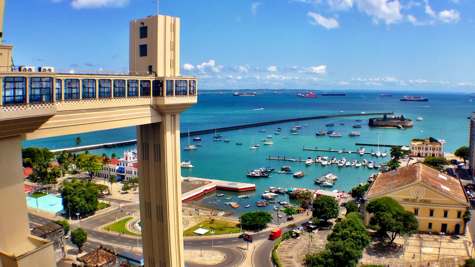 Elevador Lacerda e Baía de Todos-os-Santos vistos da Cidade Alta de Salvador