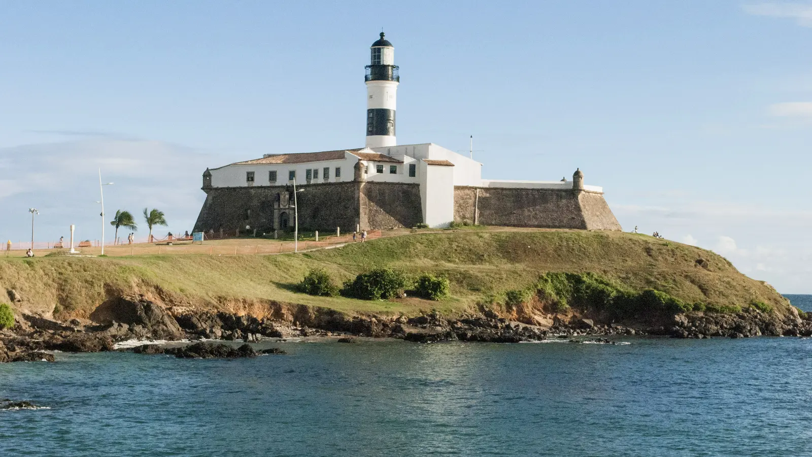 Farol da Barra e Forte de Santo Antônio da Barra diante do mar em Salvador