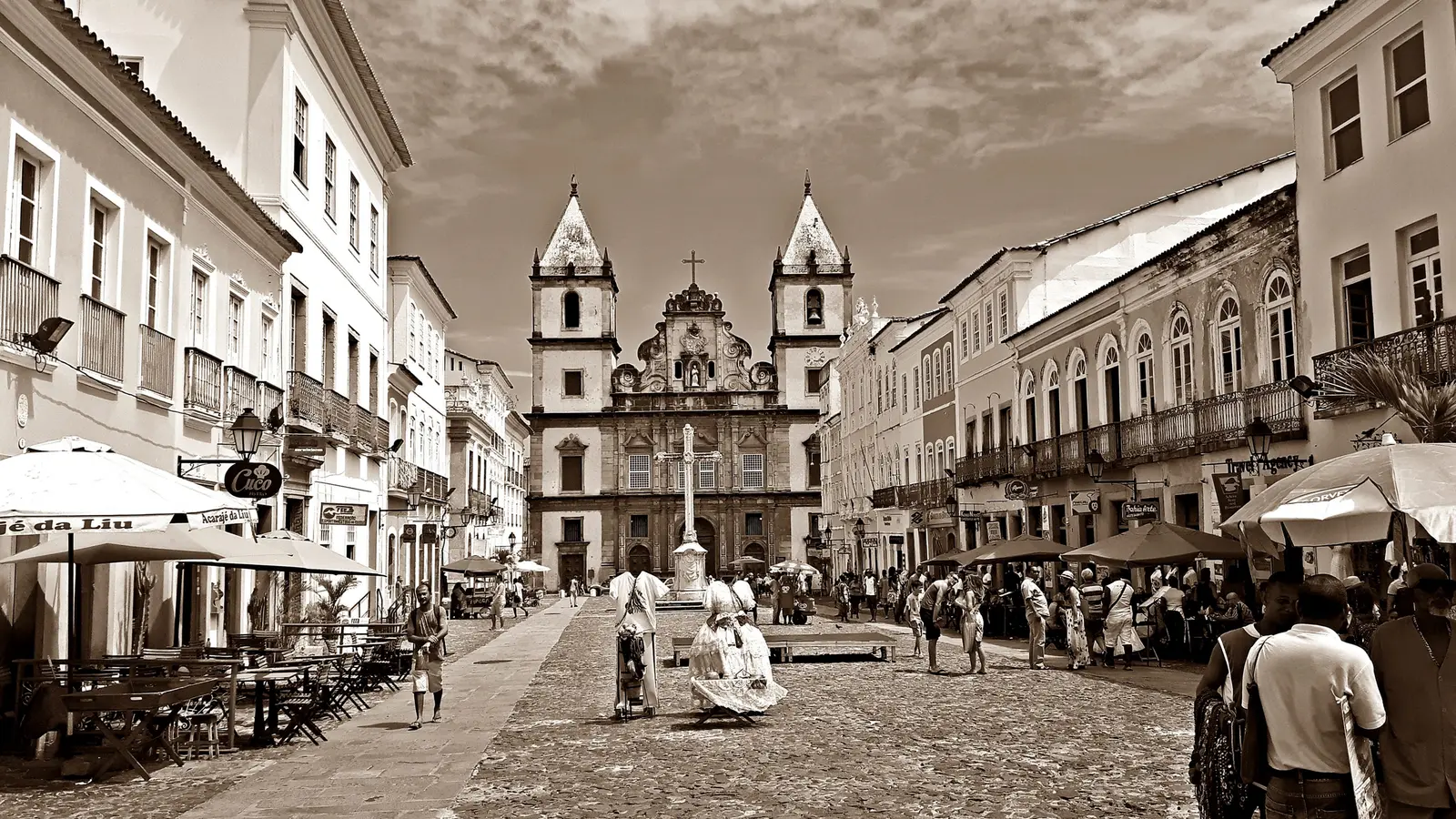 Largo do Pelourinho com casario histórico e igrejas em Salvador