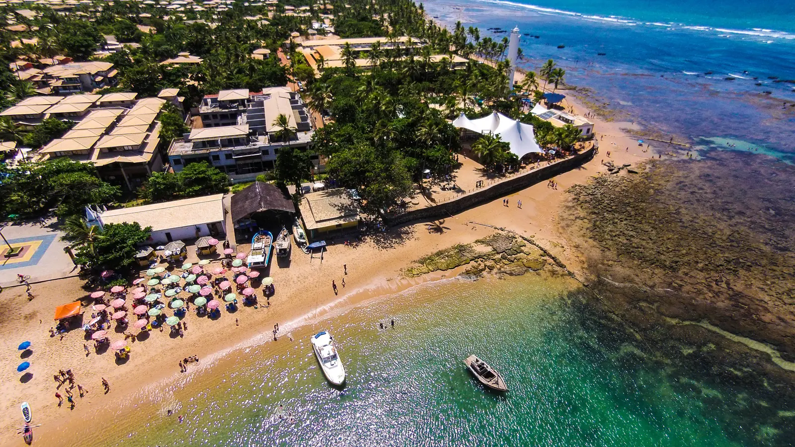 Vista aérea da praia, dos recifes e da vila de Praia do Forte na Bahia