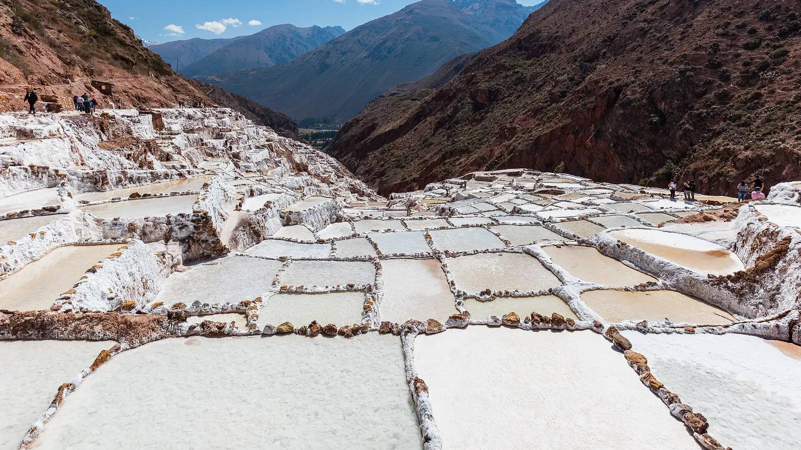 Piscinas de sal das Salinas de Maras entre montanhas peruanas