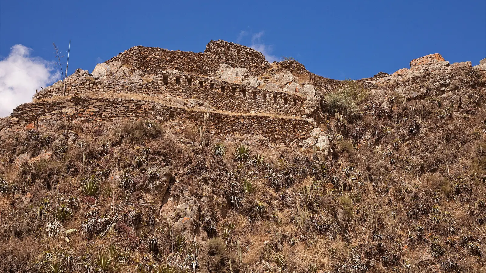 Ruínas e terraços arqueológicos de Ollantaytambo no Peru