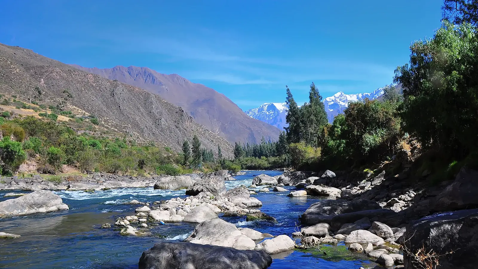 Rio Urubamba entre montanhas no Vale Sagrado dos Incas