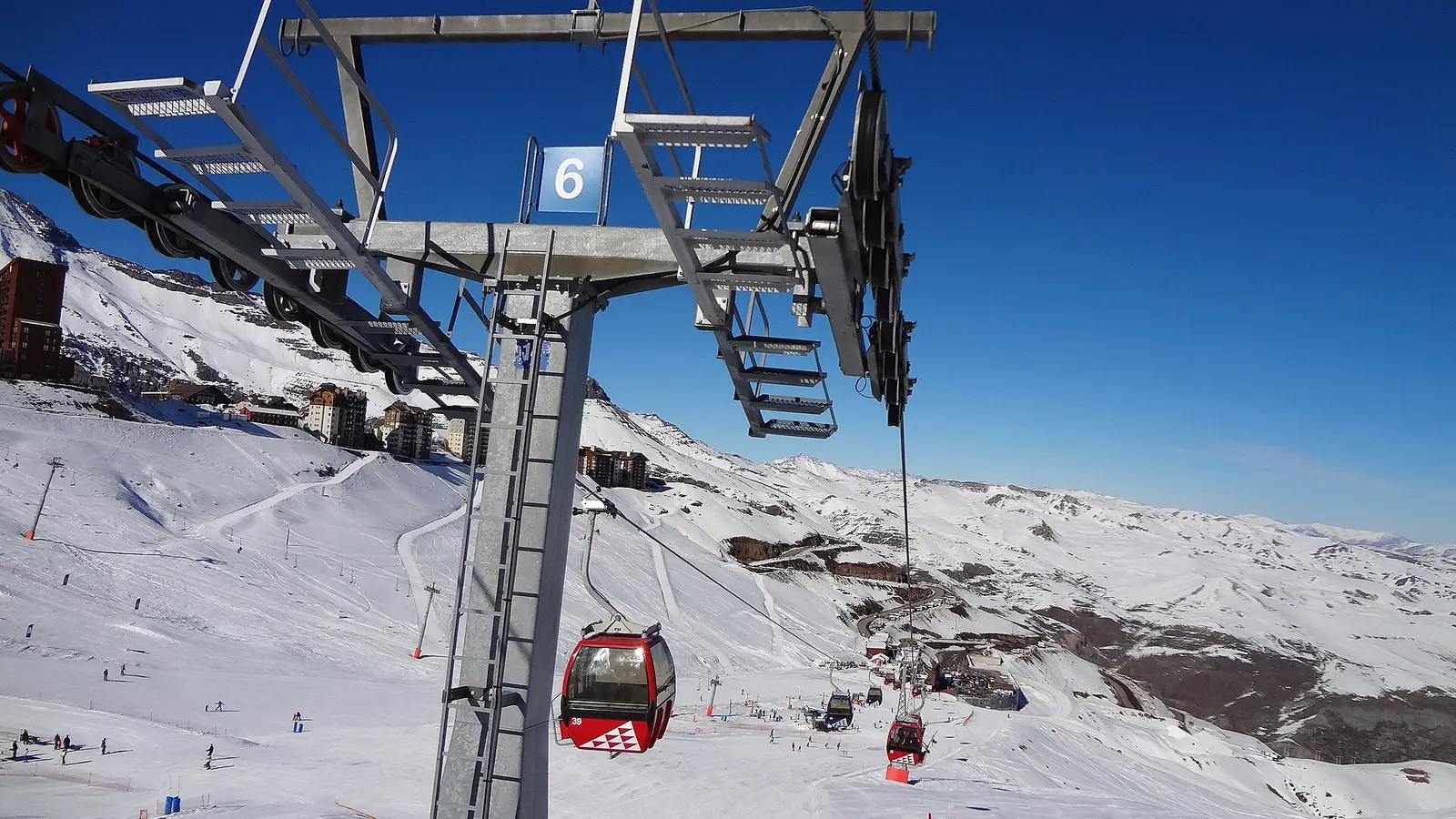 Gôndolas sobre as pistas de Valle Nevado na Cordilheira dos Andes