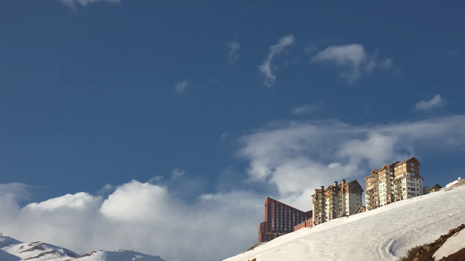 Hotéis e pistas cobertas de neve em Valle Nevado
