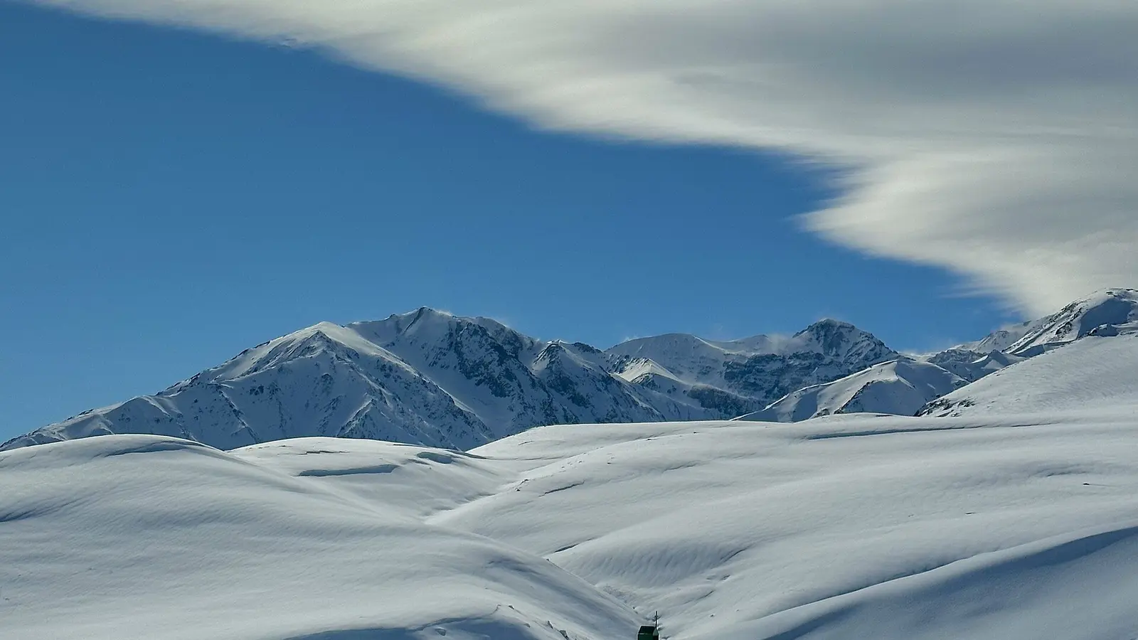 Montanhas nevadas vistas durante a subida pela rota G-21 em direção a Farellones