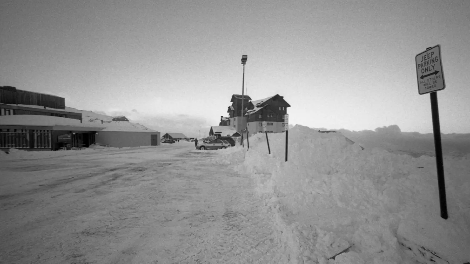 Área nevada e estrutura do centro de esqui Valle Nevado, no Chile