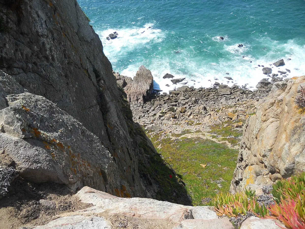 Falésias e mar na região de Cascais e Cabo da Roca