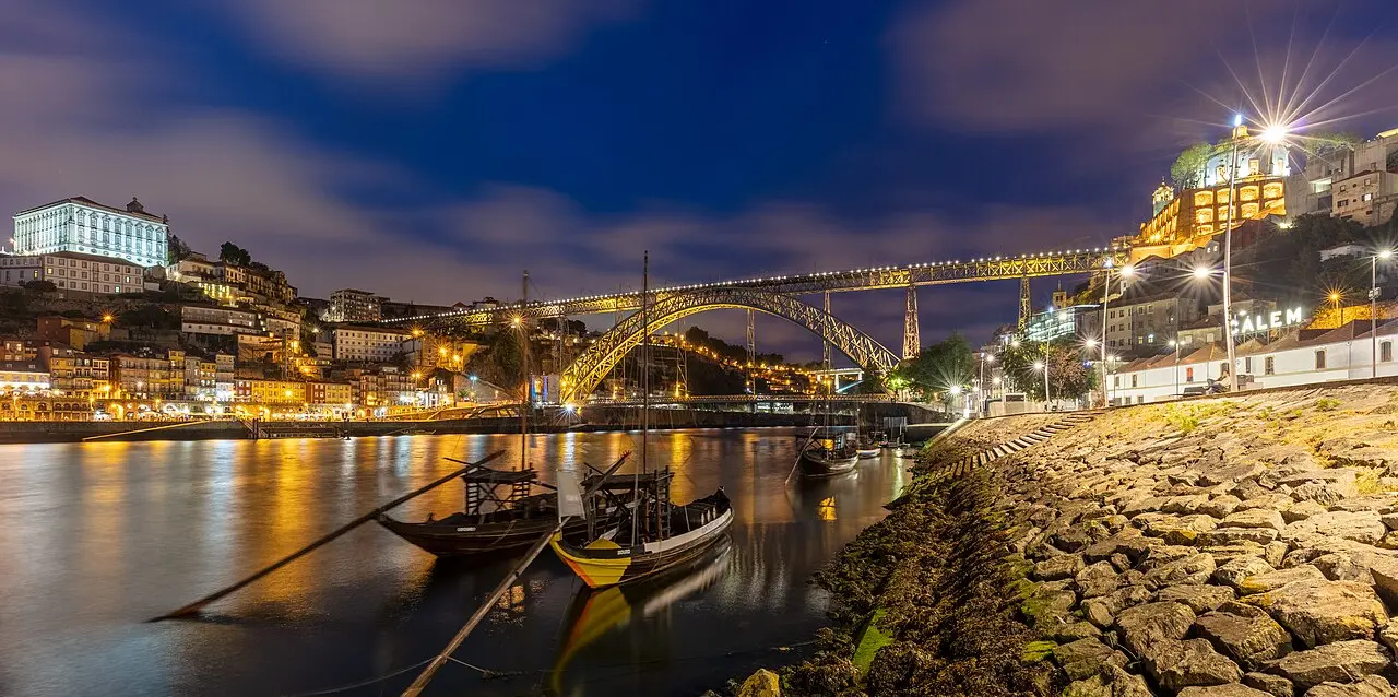 Ribeira do Porto iluminada à noite junto ao Rio Douro